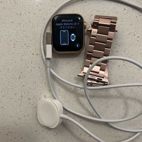 Apple Watch Series 4 40mm Aluminum Case, GPS (Locked To Owner) - With Band/Cord - Picture 1 of 2